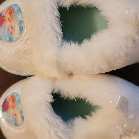 Disney's Frozen Girls Slippers - Picture 4 of 8